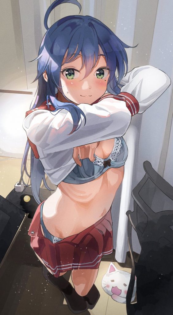 制服を期待する人が集まる画像倉庫。