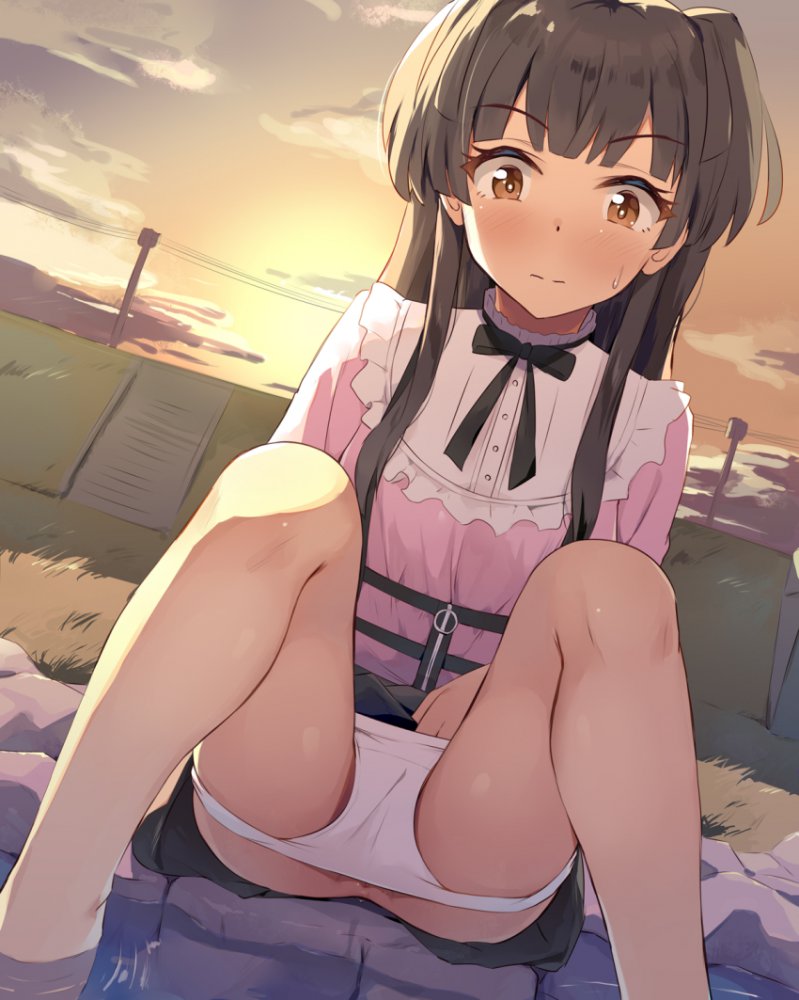 脱ぎかけのエロ画像下さい!