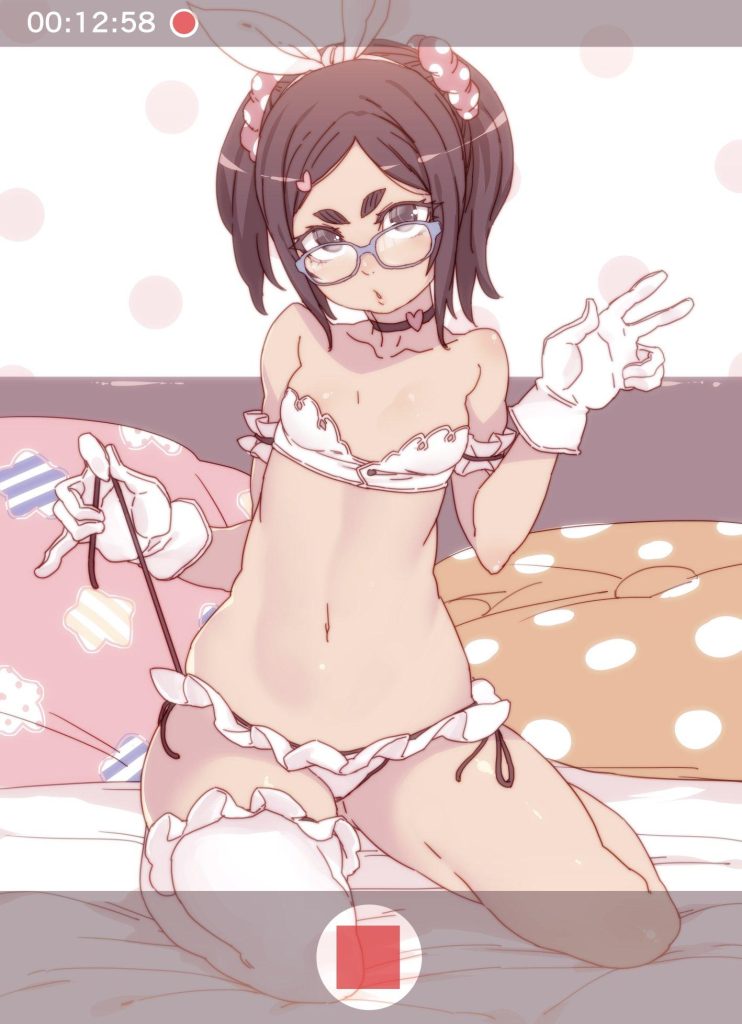 脱ぎかけのエロ画像なんです!