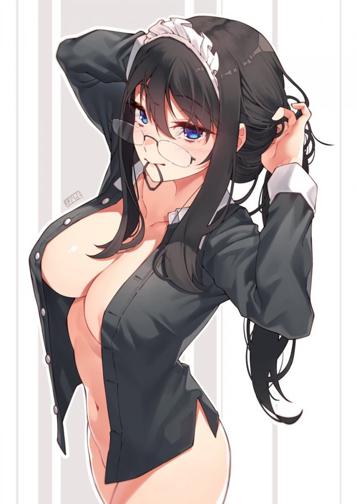 脱ぎかけのエロ画像なんです!